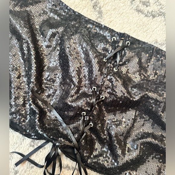 Fredrick’s of Hollywood black sequin skirt - Picture 8 of 8
